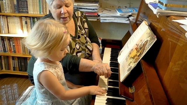 Ярослава Лемешкина, 2 года 10 месяцев. Очень сложная песенка. (фрагмент урока) смотреть онлайн
