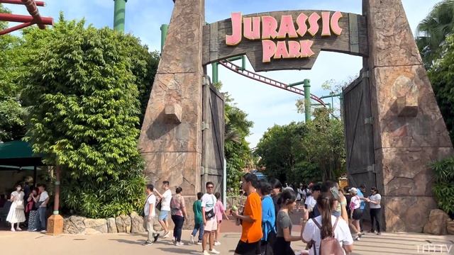 Full Walking Tour at Universal Studios Singapore | 4K HDR | Resorts World Sentosa смотреть онлайн