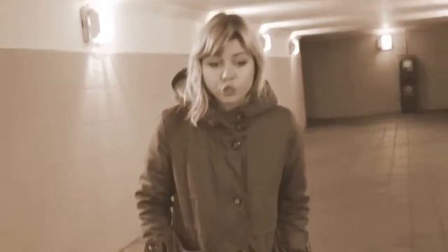 Красивая девушка поет под гитару в переходе | СМОТРИ!!!! смотреть онлайн