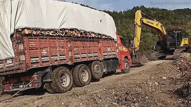 Грузовик BMC PRO СОШЕЛ С ПУТИ и Застрял, Пришлось ждать Экскаватор что бы вытащить его. смотреть онлайн