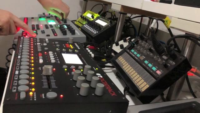 Cadee - Nodub : Rytm + Octatrack + Micromonsta + Shruthi + Zoom MS70-CDR смотреть онлайн