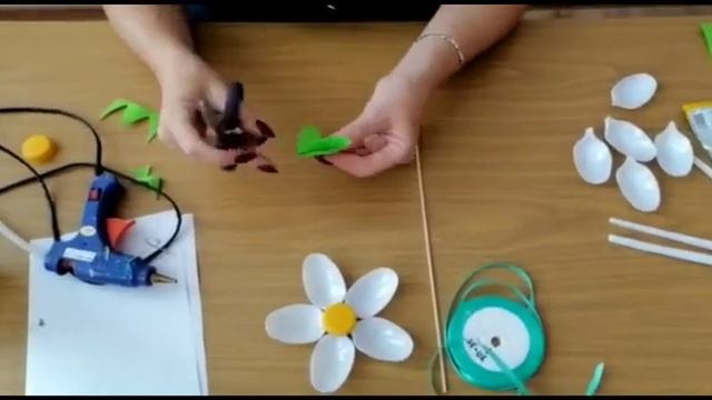 Мастер-класс МКУК ГДК "Строитель " по изготовлению "ромашки из пластмассы. смотреть онлайн