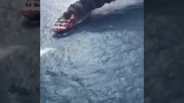 Контейнеровоз уходит под воду, охваченный огнем. смотреть онлайн