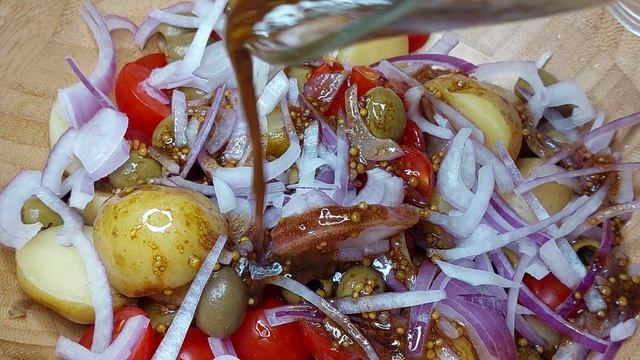 И на праздничный стол не стыдно поставить. Салат с солёной килькой. смотреть онлайн