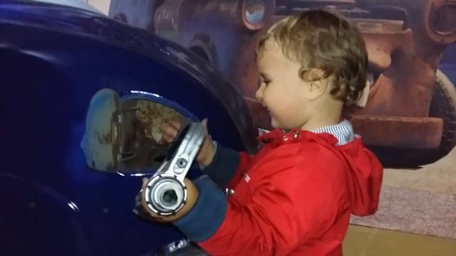 ТАЧКИ Саша заправляет Дока Хадсона в Радиатор Спрингс Route 66 - музей ретро автомобилей MirSash смотреть онлайн