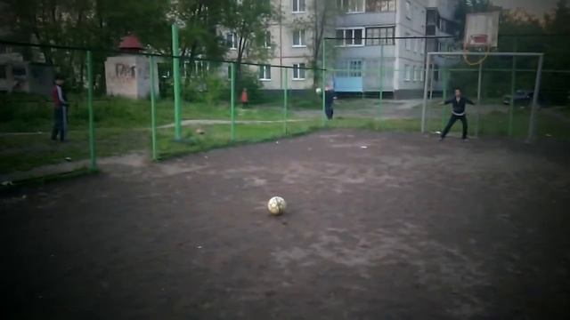 Пацан чуть не снёс ворота смотреть онлайн