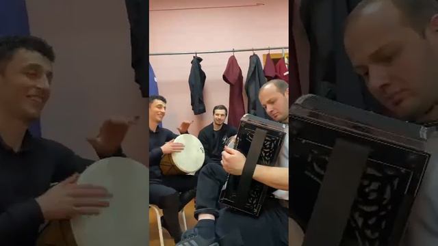 Мелодии горского танца.#кавказ #осетия #искусство #percussion #гармонь #барабаны #dance смотреть онлайн
