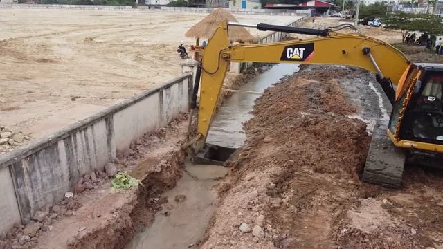 Amazing Shantui Bulldozer Pushing Filling On Water Out Side The Wall With Excavator Digging Mud смотреть онлайн