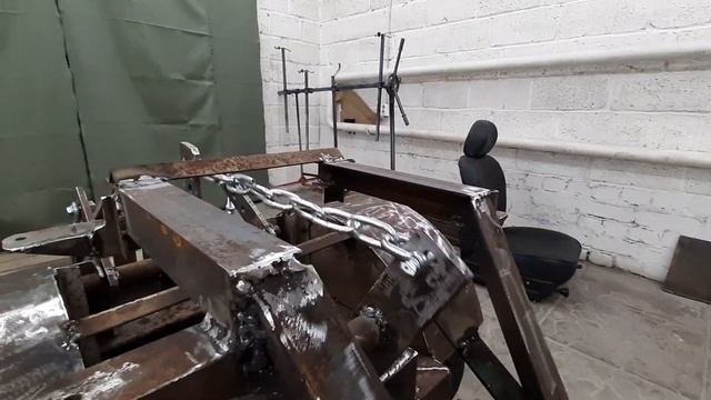 Сиденье и рычаг управления навеской. смотреть онлайн