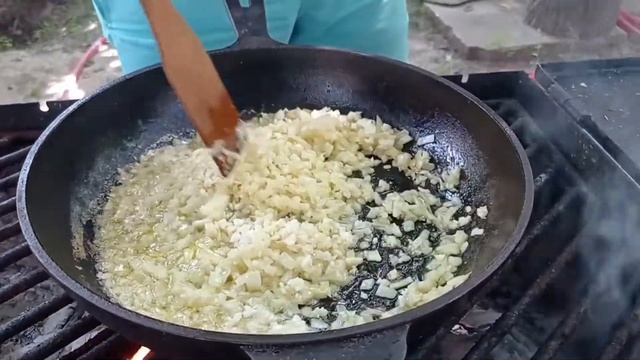 Израильская Яичница шакшука на сковороде. Рецепт яишницы от и мясо и рыба смотреть онлайн