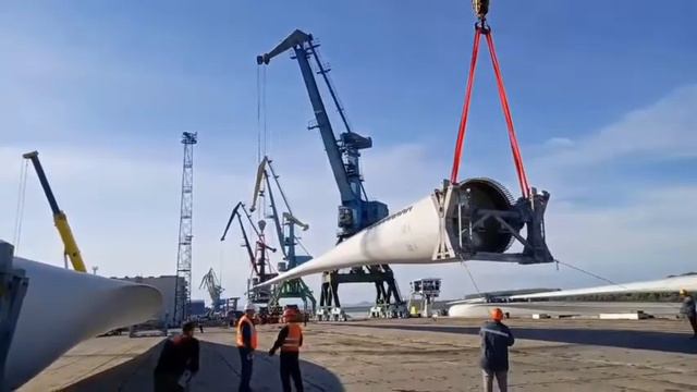 Завантаження вітряка в порту Рені Дунай смотреть онлайн