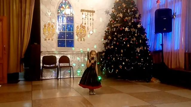 Студия "Веселая компания". Надя К. песня про ёлочку. смотреть онлайн