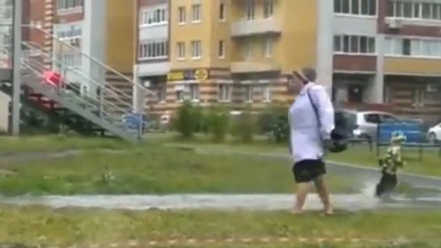 Мальчику купили новую куртку смотреть онлайн
