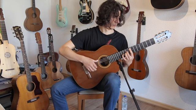 Jose Lopez Bellido 1988 "negra" flamenco guitar - great dynamic with dark, warm and powerful sound смотреть онлайн
