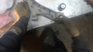 Nissan. Tiida. Замена шаровой и сайлент-блока рычага.