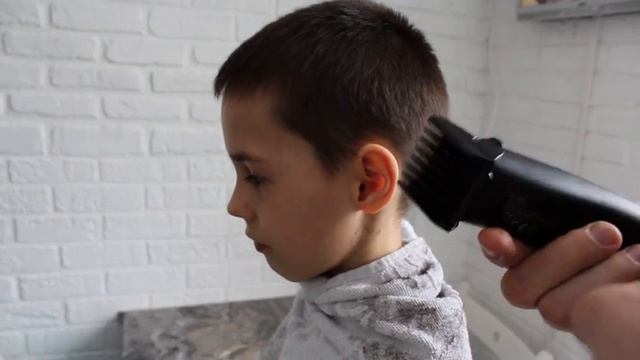 стрижка мужская машинкой дома. Простая детская стрижка/ children's haircut смотреть онлайн
