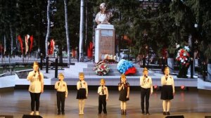 Поют дети День победы