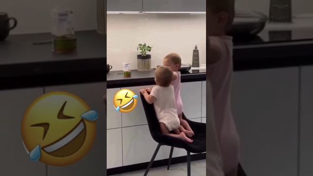 Два карапуза😁