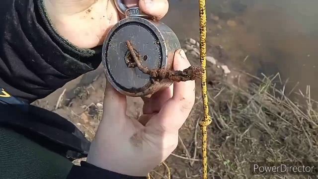 нашли много всего интересного?/магнитная рыбалка/нашли крючки и наушники на берегу смотреть онлайн