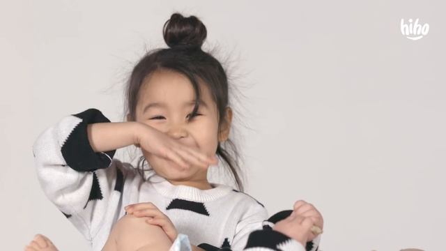Kids' First Time Changing Diapers | HiHo Kids смотреть онлайн