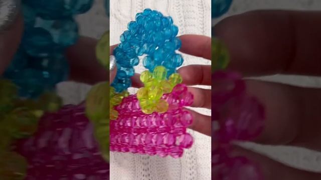 СЕКРЕТЫ ПЛЕТЕНИЯ СУМОК ИЗ БУСИН. ПОНЯВ КАК ПРИШИТЬ РУЧКУ ИЗ БУСИН К СУМКЕ МОЖНО СОЗДАТЬ ЛЮБЫЕ МОДЕЛ смотреть онлайн