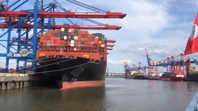 En stor båt när vi var på en båttur i Hamburg смотреть онлайн