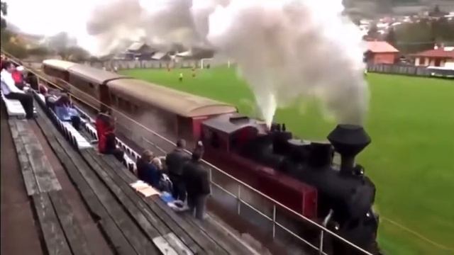 Словакия. Железная дорога проходит через футбольный стадион. Railroad through the football stadium. смотреть онлайн