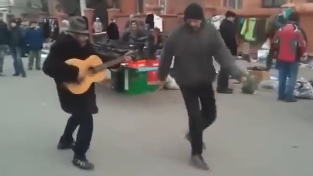 Один бомж играет рок другой танцует брейк смотреть онлайн