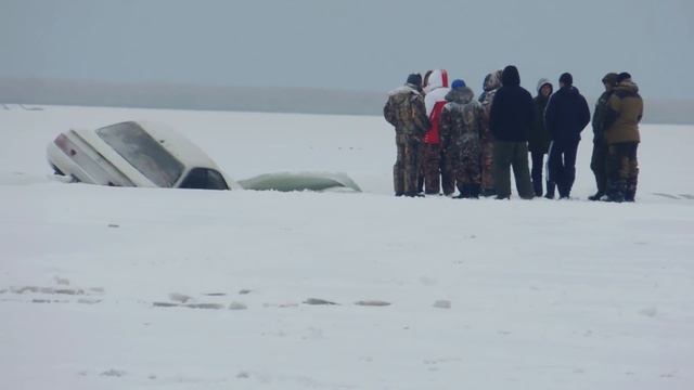 Машина на Рыбалке Провалилась Под Лёд! Рыбалка в Тавричанка! смотреть онлайн