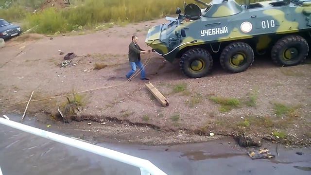 БТР тянет теплоход смотреть онлайн