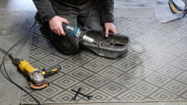 Leaking Oil Sump Repair on 1.2 Dacia Sandero / Renault Clio D4F engine. ? I Weld it to save £30 ?♂ смотреть онлайн