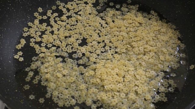 НАВАРИСТЫЙ КУРИНЫЙ СУП С ЖАРЕНОЙ ВЕРМИШЕЛЬЮ #суп #куриный суп #рецепт #кулинария #куриный бульон смотреть онлайн