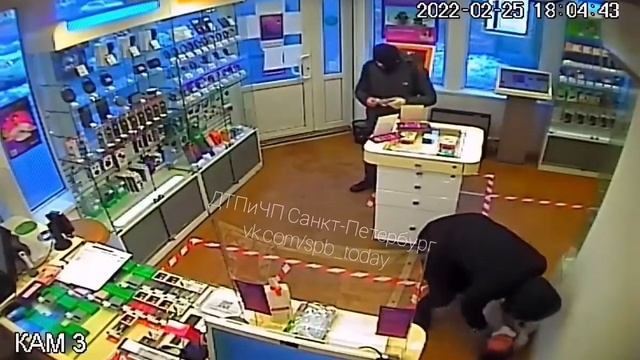 На Енотаевской улице двое ограбили магазин сотовой связи "Связной", напав на продавщицу (Спб) смотреть онлайн