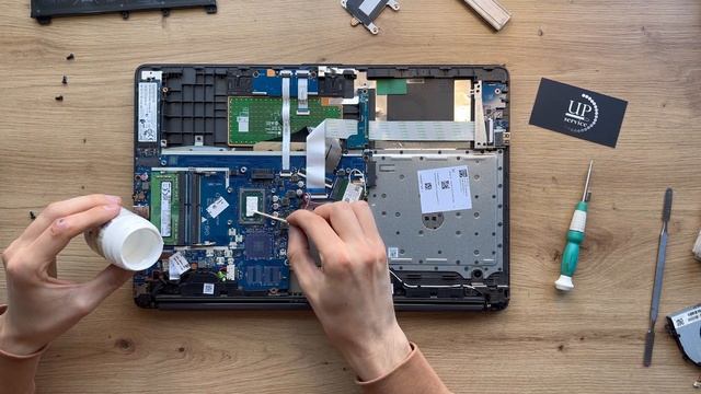 Ремонт ноутбука HP 255 g7, профилактика системы охлаждения, чистка, замена термопасты СЦ “UPservice смотреть онлайн