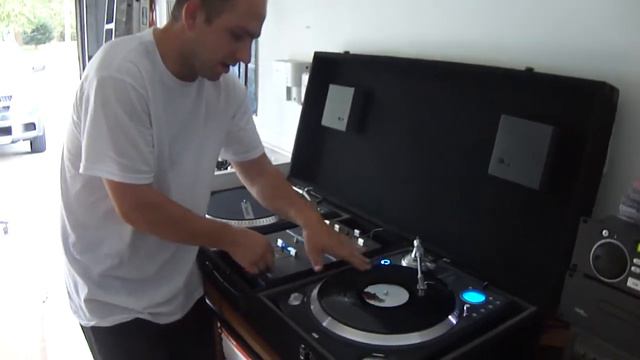 Scratching to some old school hip hop смотреть онлайн