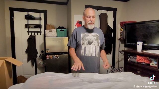 Unboxing Ovation Guitar CE44-1 from Musicians Friend. смотреть онлайн
