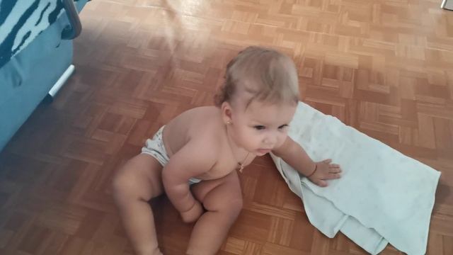 РЕБЁНОК 1 ГОД МОЕТ ПОЛЫ?МАМИНА, ПАПАИНА РАДОСТЬ? смотреть онлайн