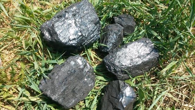 Это куски каменного угля лежат на траве - город Караганда обязан своим происхождением запасам угля смотреть онлайн