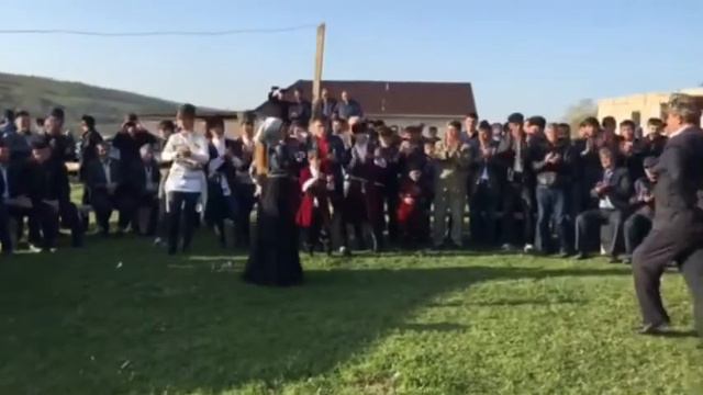 Солидный мужчина красиво танцует лезгинку смотреть онлайн