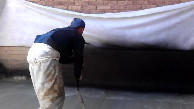 Нанесение жидкой резины на поверхность кирпичных стен жилого дома смотреть онлайн