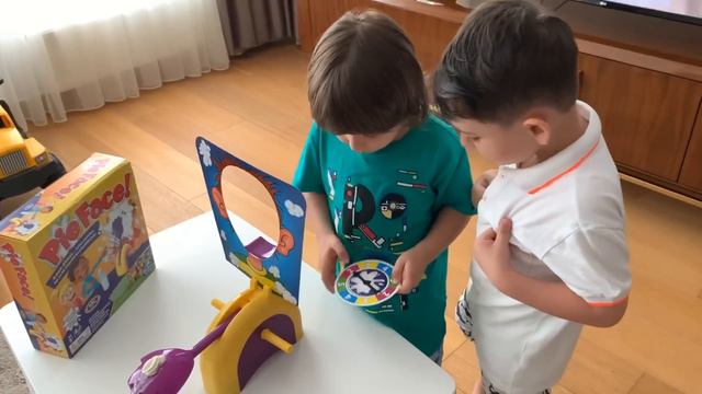 Yusuf ve fatih selim pie face kutu oyununu oynuyor😂 Heryer krema oldu🥵👻 смотреть онлайн