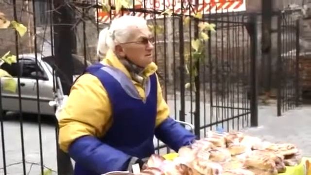 Бабуля мотиватор продает пирожки Хрен откажешься смотреть онлайн