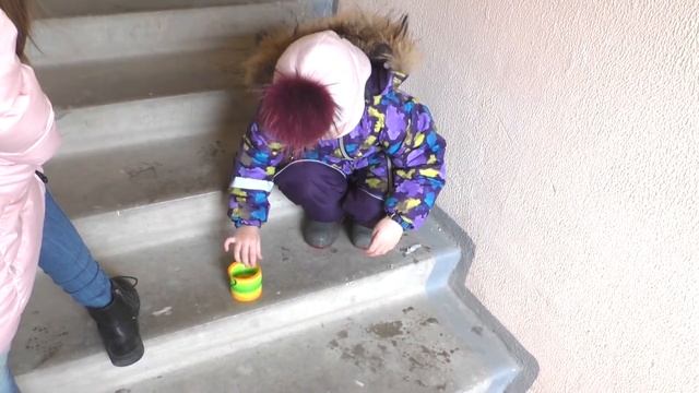 Как пружинка радуга спускается по ступенькам))))