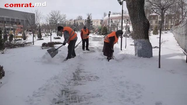 Службы МП ЖКХ Комрата ведут работы по расчистке тротуаров от снега смотреть онлайн