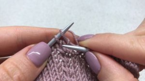 Перекрестить 2 лицевые петли влево.  Узоры из лицевых петель