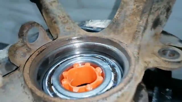 TOYOTA CARIB замена передних ступичных подшипников и пыльника трипоида. смотреть онлайн