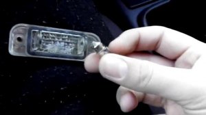 Mercedes Benz не горит одна из ламп подсветки номера / ремонт