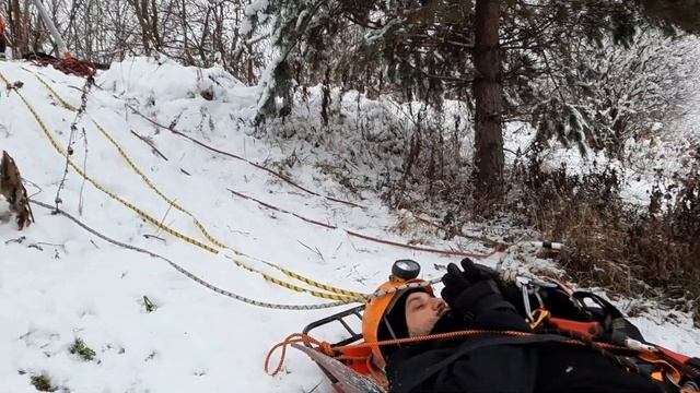 Сравнение CMC Rock Exotica MPD VS Maestro Petzl в работе. Как одному спасти тяжело пострадавшего. смотреть онлайн