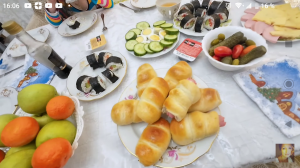 Дом видео. Готовлю картошку, роллы, сосиски в тесте для родных. 6 февраля 2024 года. Внучки в гостях