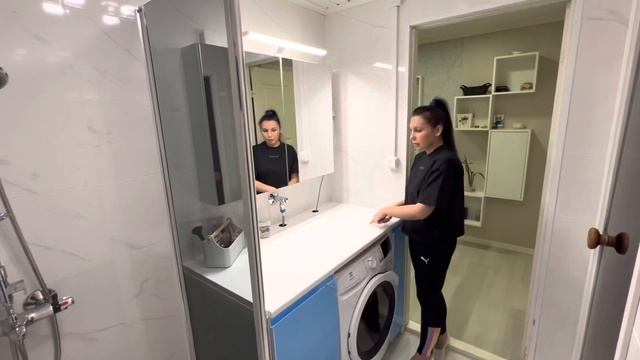 Месяц работали. Ремонт маленькой ванной комнаты. Своими руками. смотреть онлайн